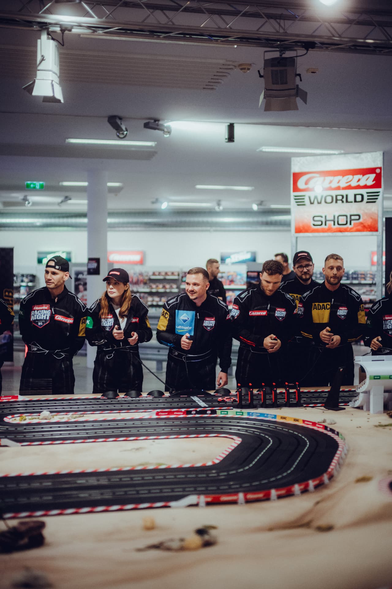 Verena und die anderen Fahrer an der Carrera-Rennbahn im Carrera World Shop
