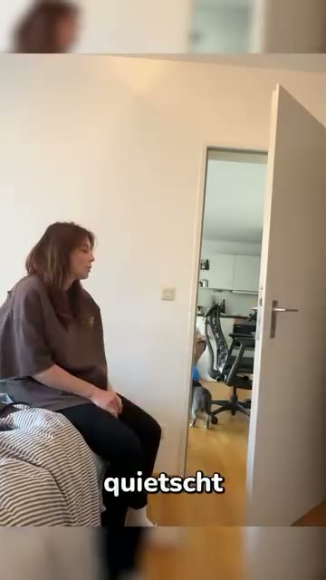 Verena repariert den quietschenden Türgriff — Standbild aus dem Livestream-Clip
