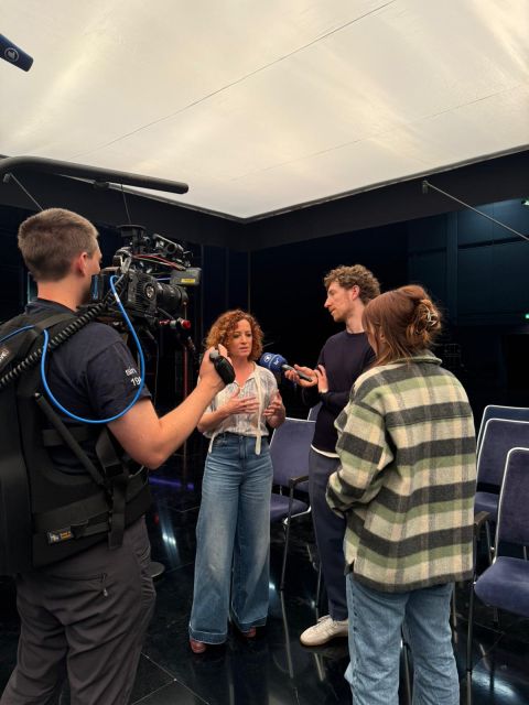 Verena mit dem Kamerateam beim Interview hinter den Kulissen von „Was Deutschland verbindet“