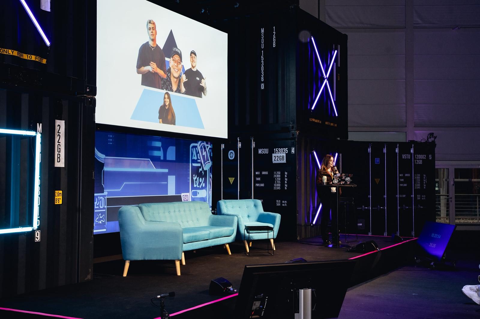 Verena steht am Rednerpult auf der Bühne der Polaris Convention