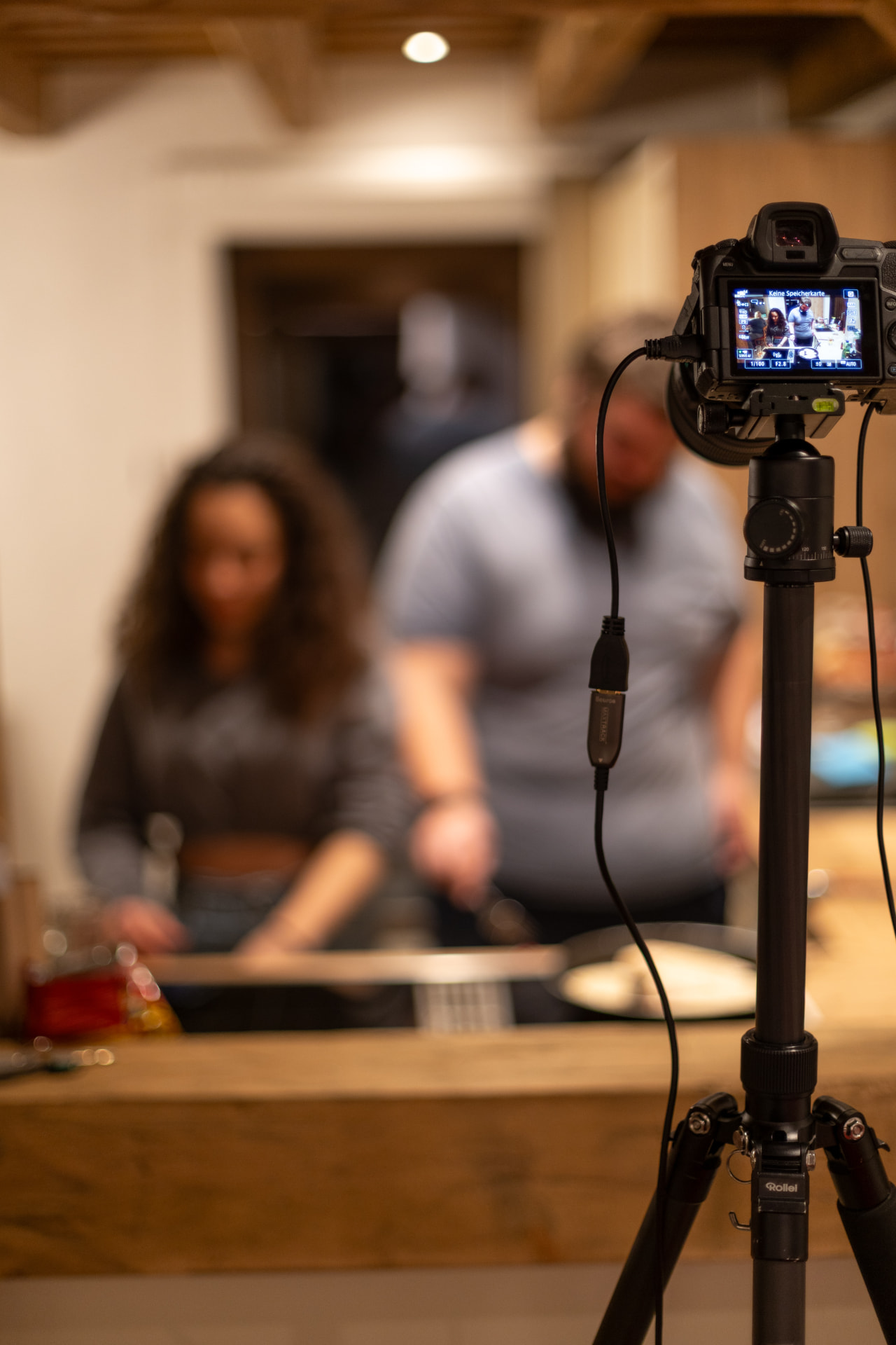 Behind the Scenes bei Verenas Haus: Kamera auf Stativ filmt Verena beim Kochen