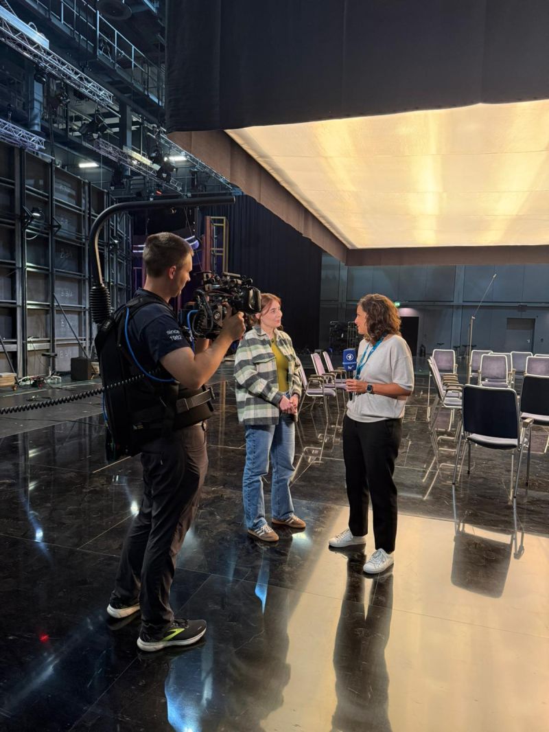 Verena im Gespräch hinter den Kulissen der ARD-Produktion auf dem Set in Leipzig