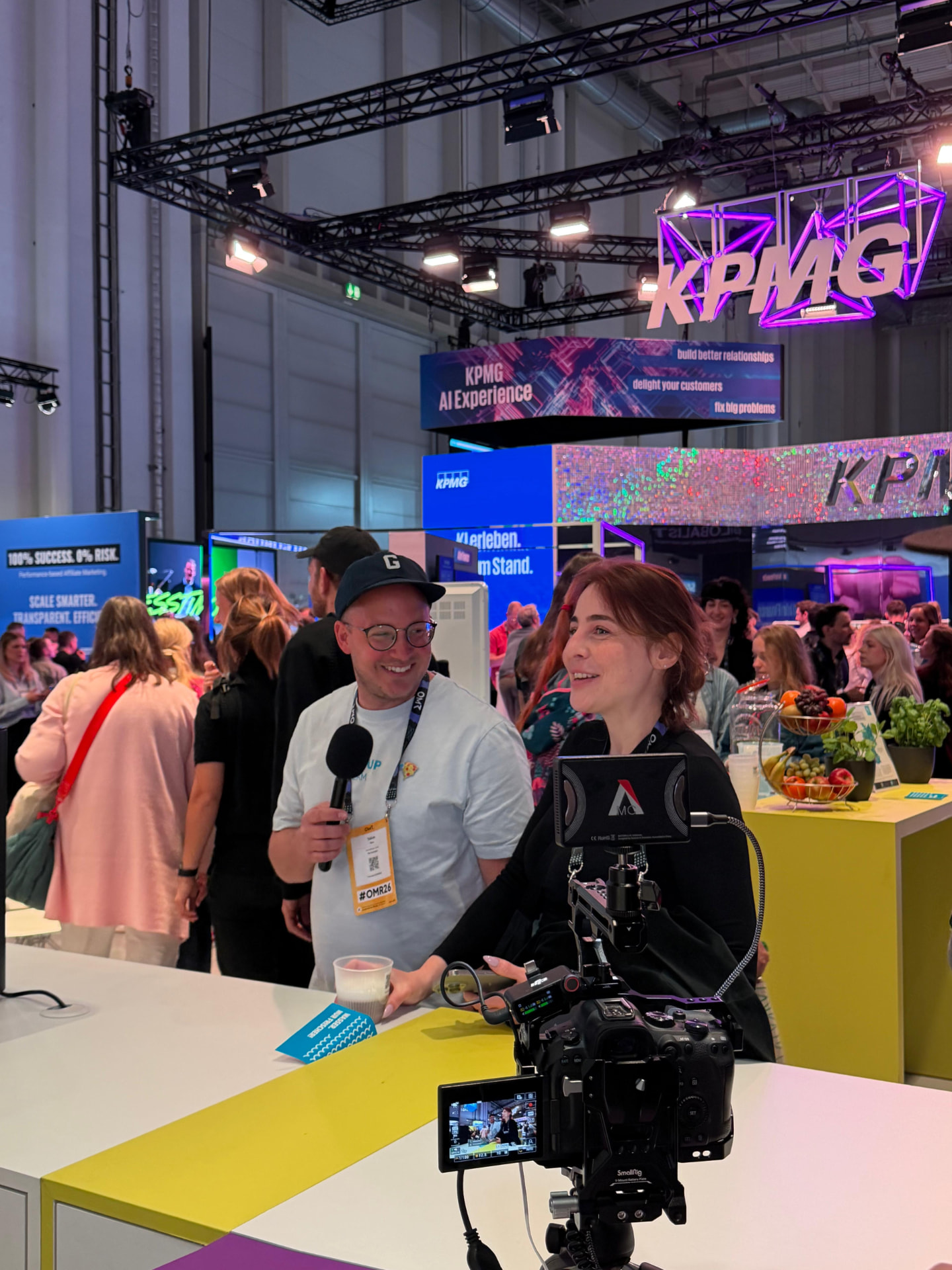 Verena wird auf der OMR interviewt — eine Kamera filmt den Social Pizza Talk am Techniker-Stand