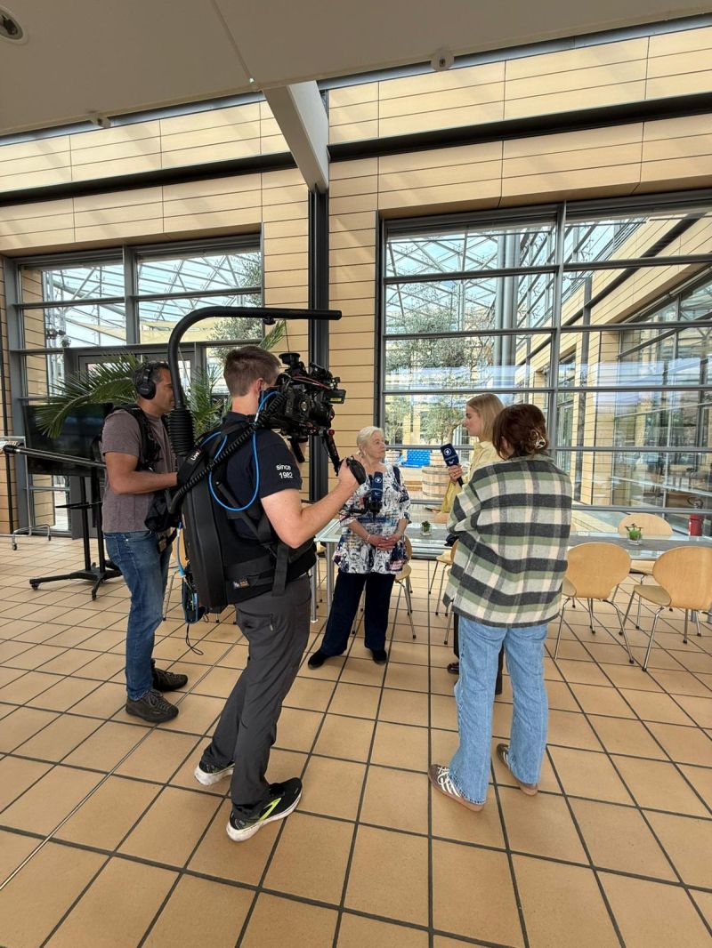 Verena interviewt eine Teilnehmerin von „Was Deutschland verbindet“ im Atrium des Studios in Leipzig