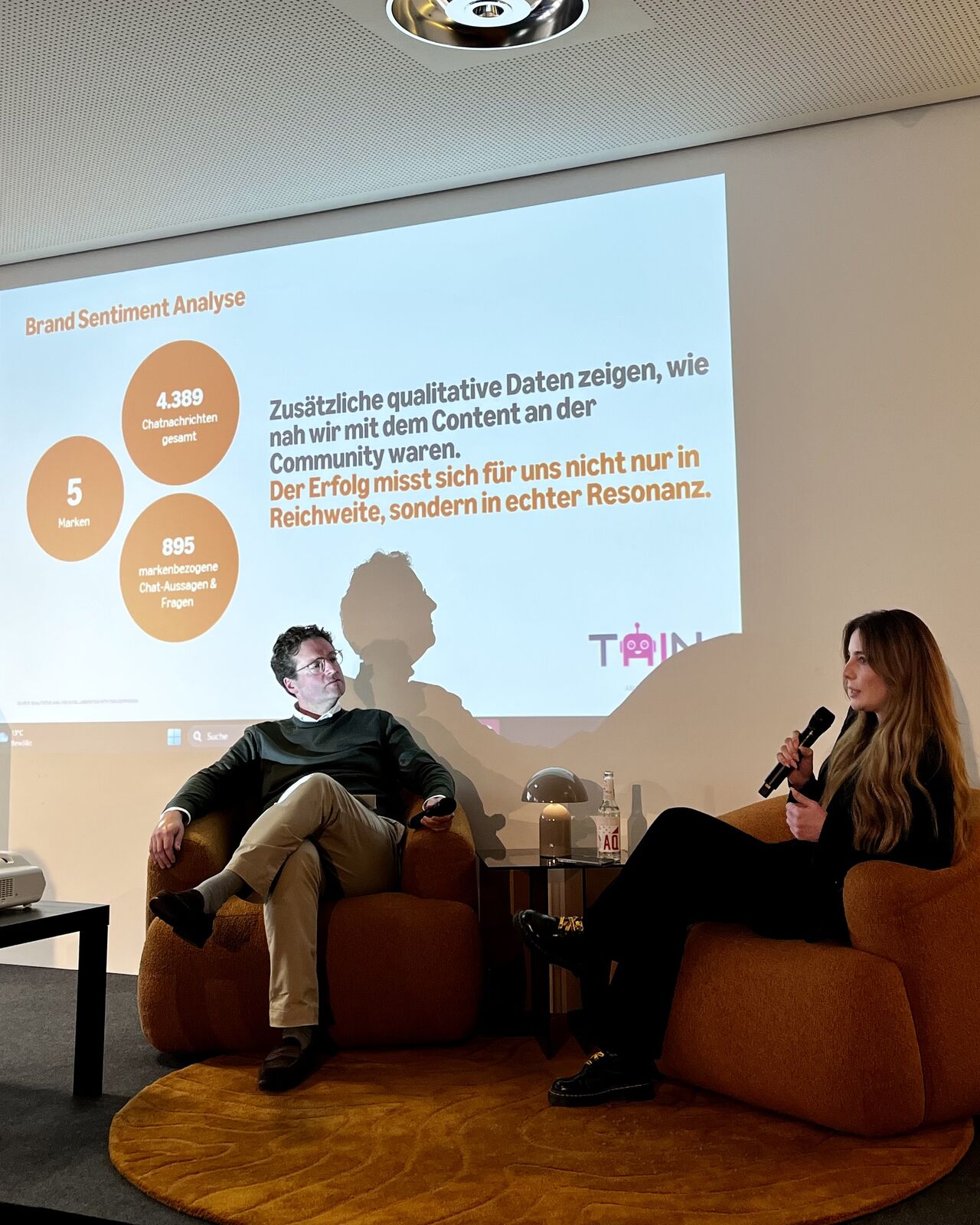 Verena spricht mit Mikrofon auf der Bühne der Newcom Summit